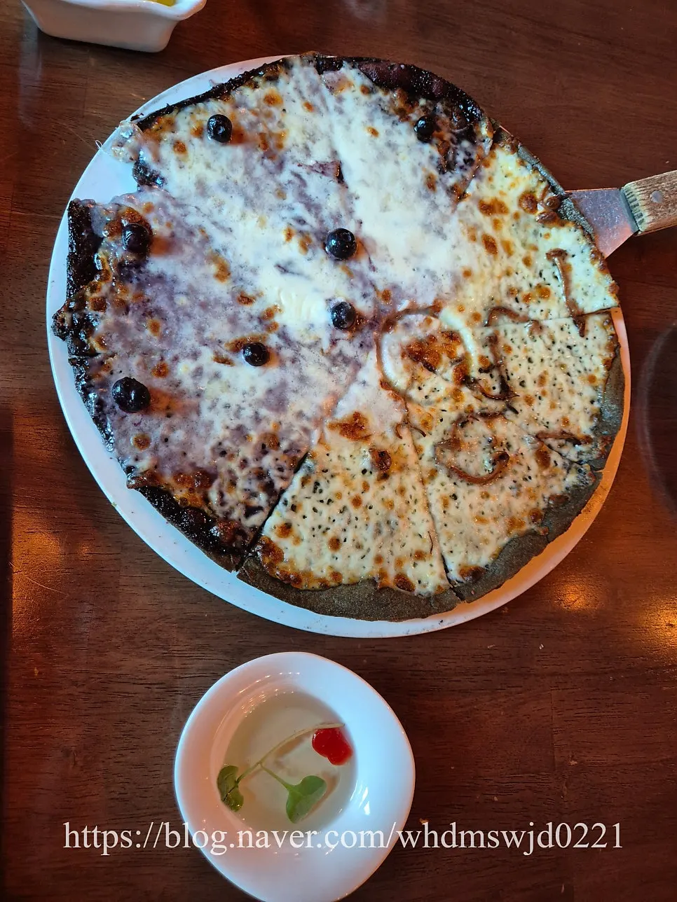 Two-flavor half-and-half pizza