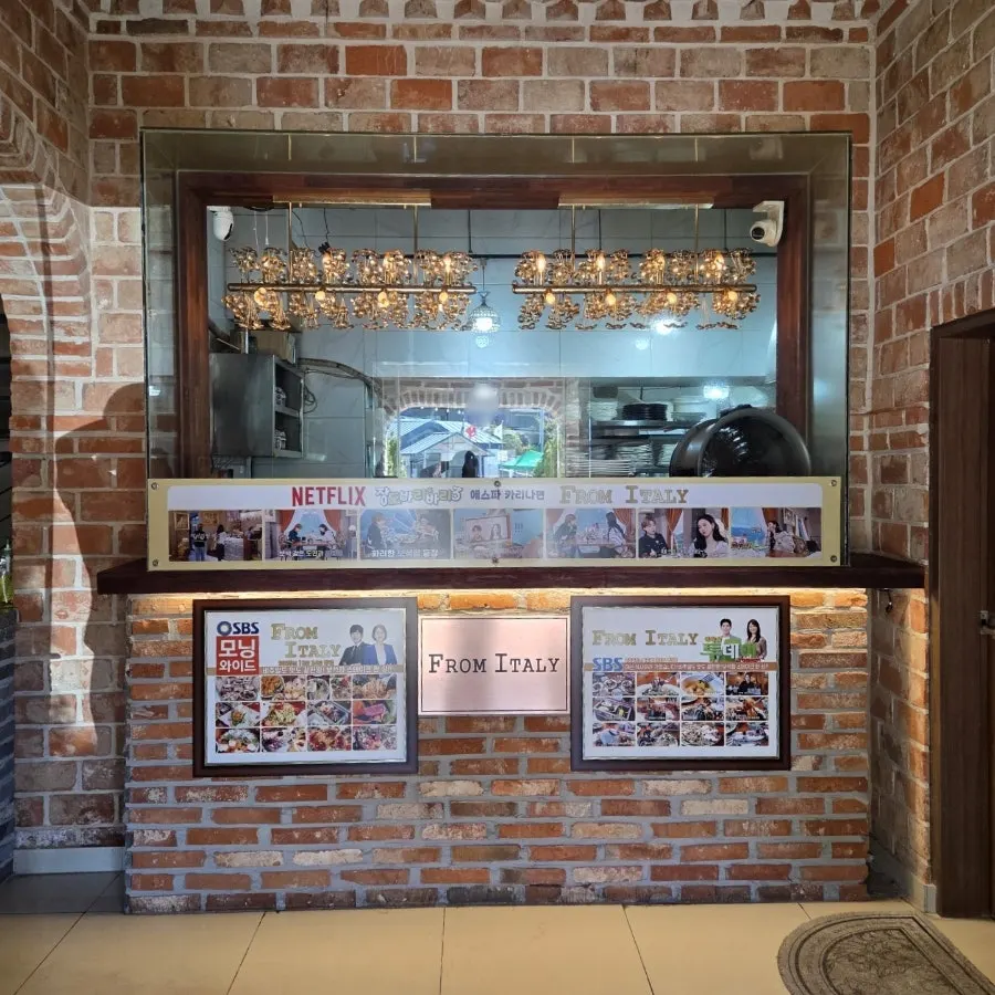 Entrance of From Italy Gomo-ri main branch