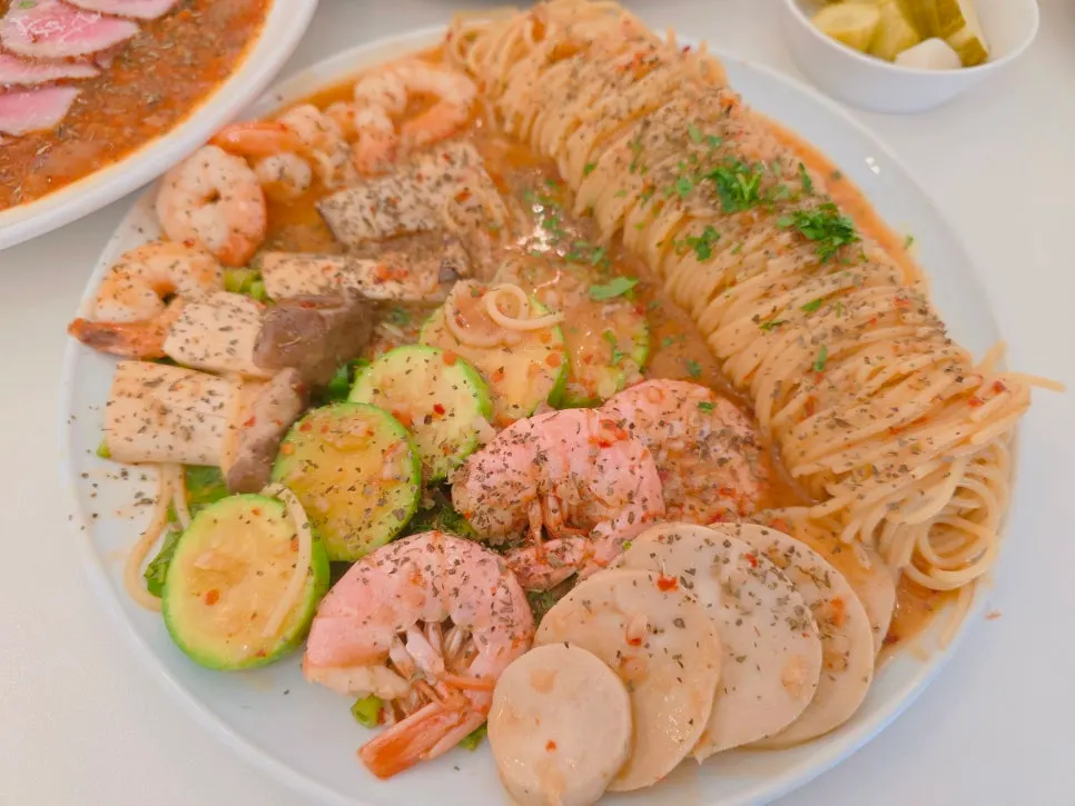 어느달 테이블 위 주문 메뉴