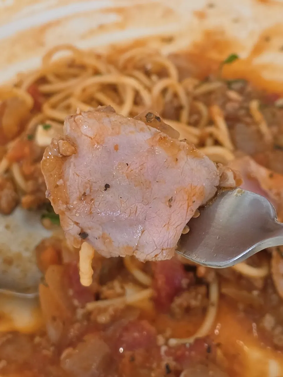 소고기가 올라간 토마토 파스타