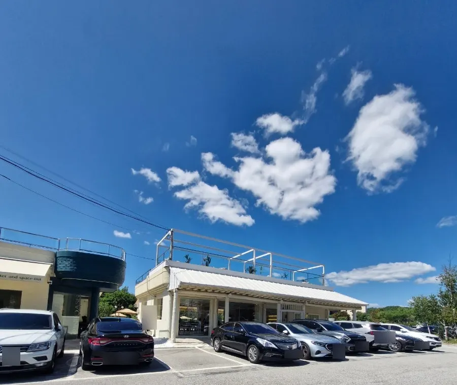 Café exterior split into a main building and annex