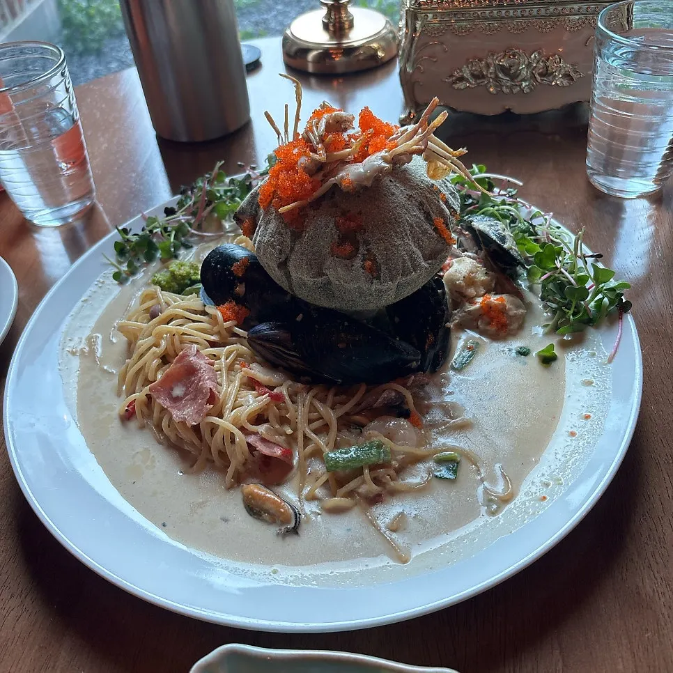 Gebawi pasta topped with fried crab on gonggalppang