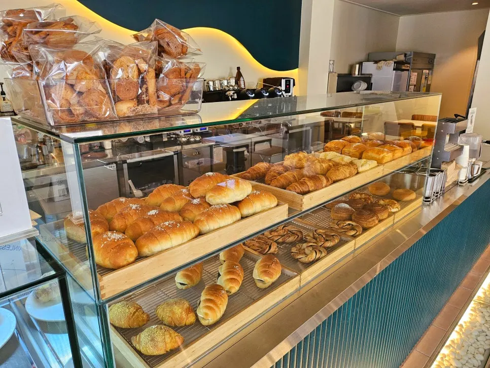 Bakery display case with freshly baked bread