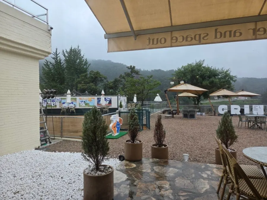 Wide yard and seating at Geurine Oasis