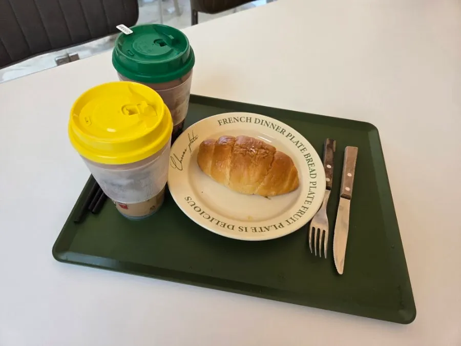 Salt bread and drinks set at Geurine Oasis