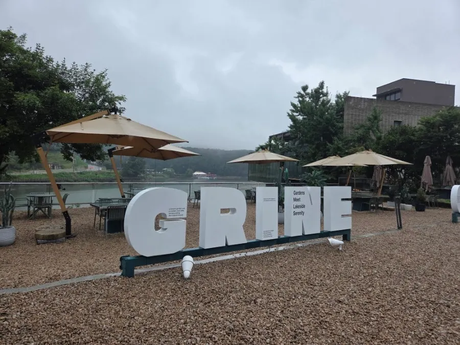 Gomo Reservoir and the outdoor café area in the rain
