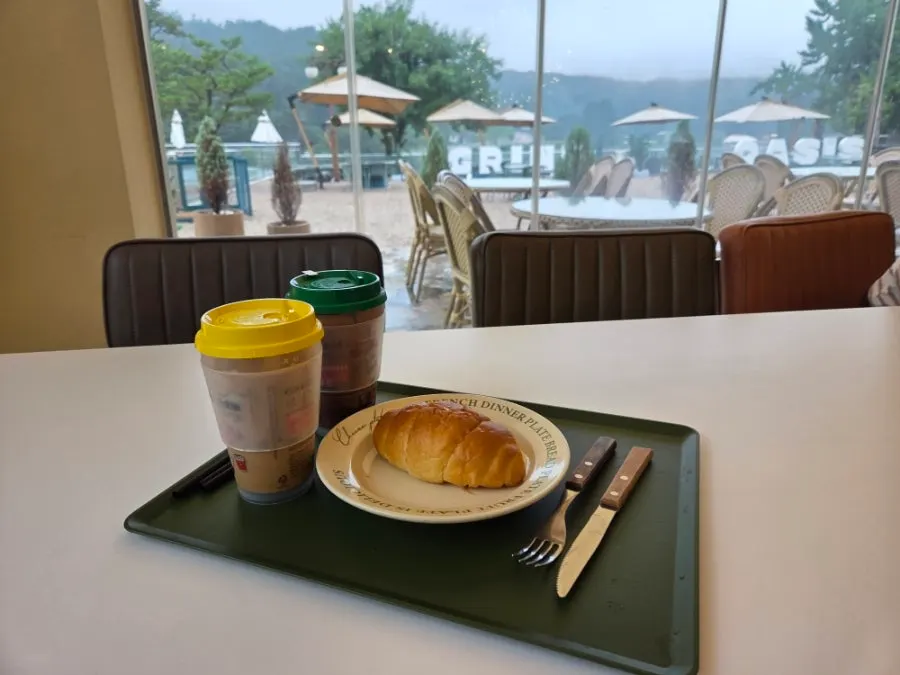 A weekday morning café break spent in the annex