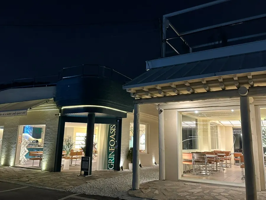 Exterior of Geurine Oasis café in Pocheon, in front of Gomo Reservoir