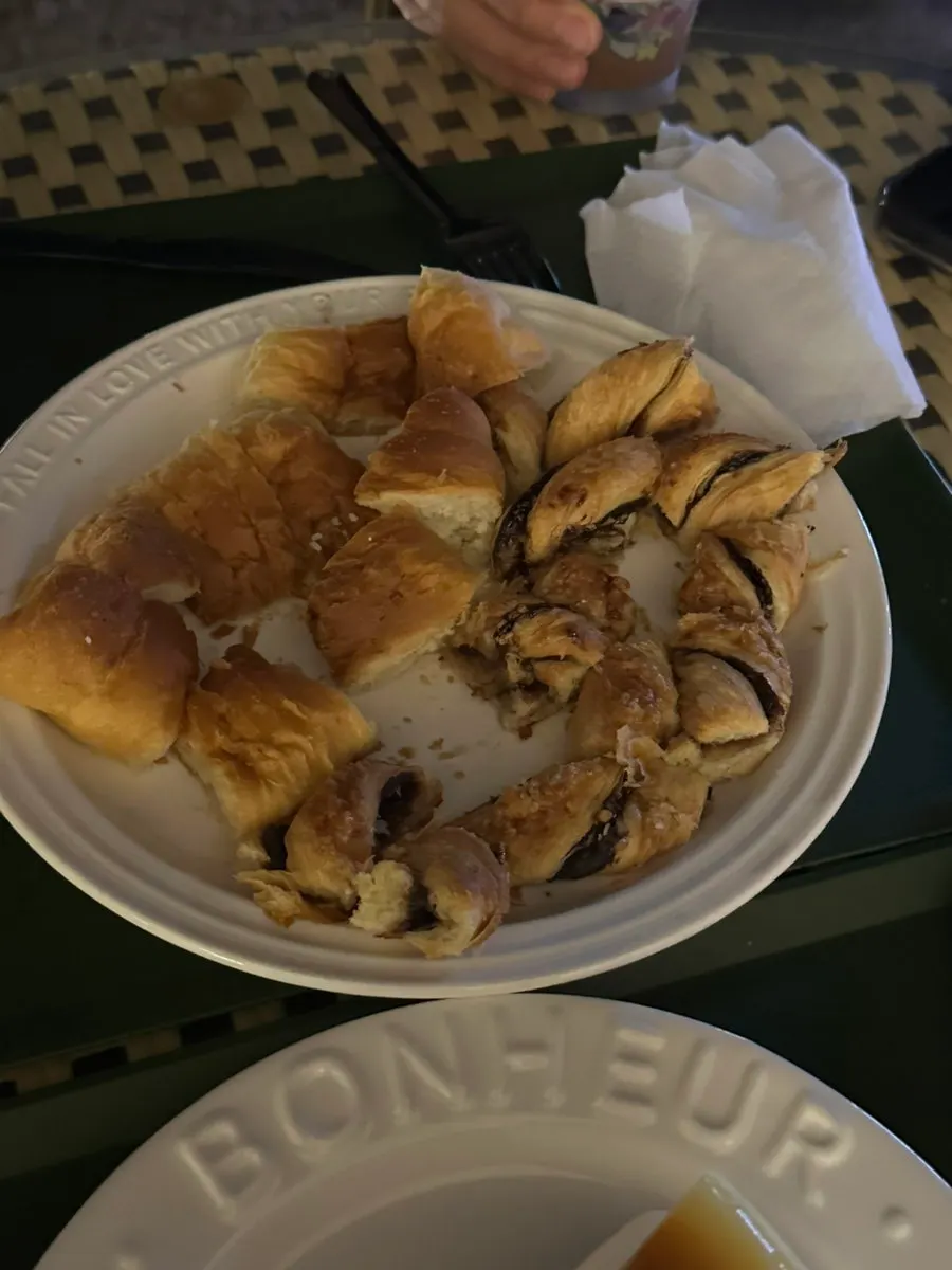 Drinks and bakery desserts arranged on the table