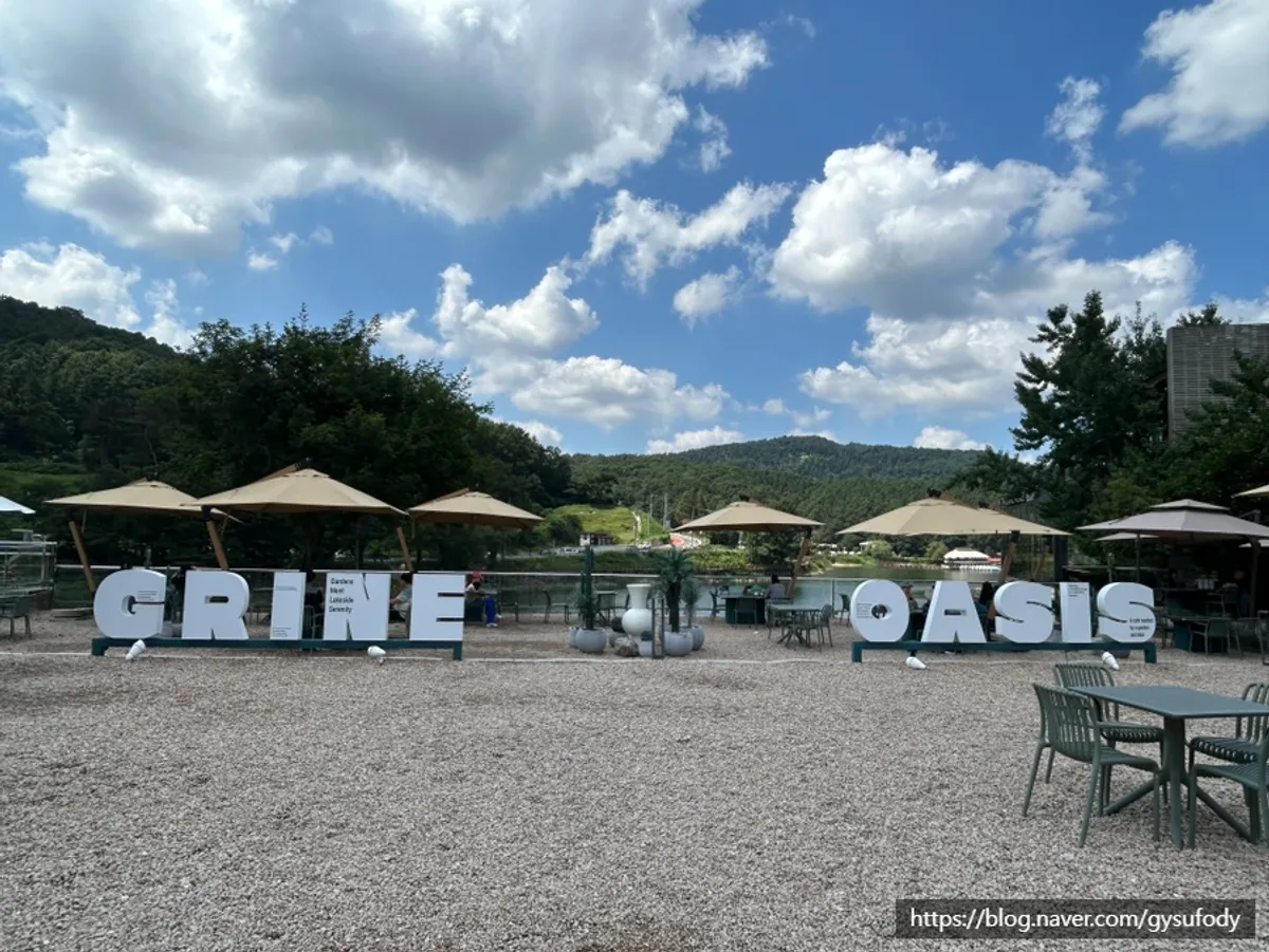 Exterior view of Geurine Oasis, a large café next to Gomo Reservoir in Pocheon