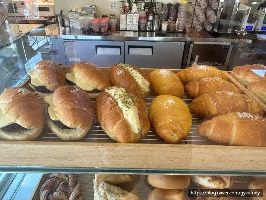 Bread on display at the Geurine Oasis bakery counter