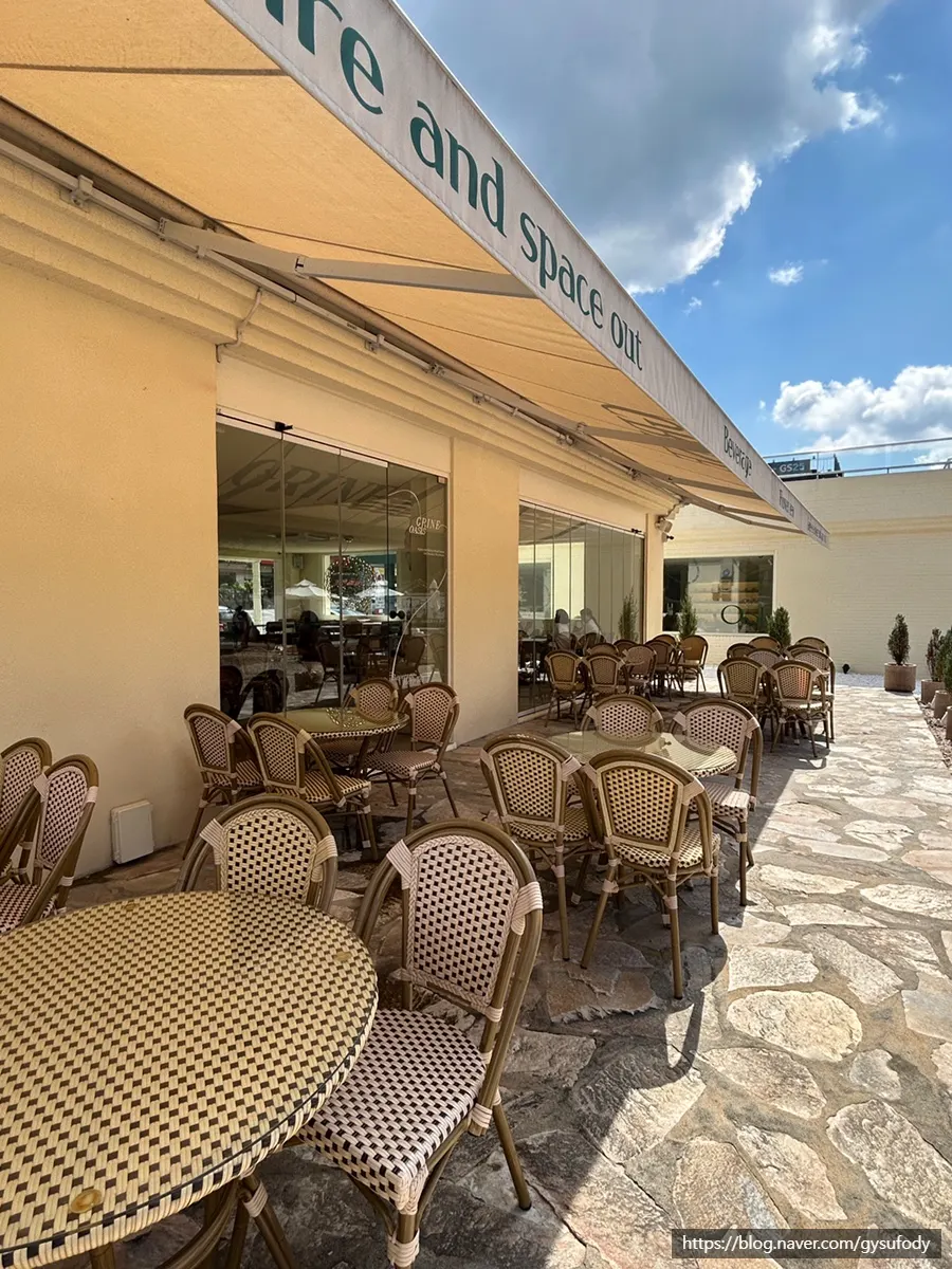 View of the outdoor area at Geurine Oasis
