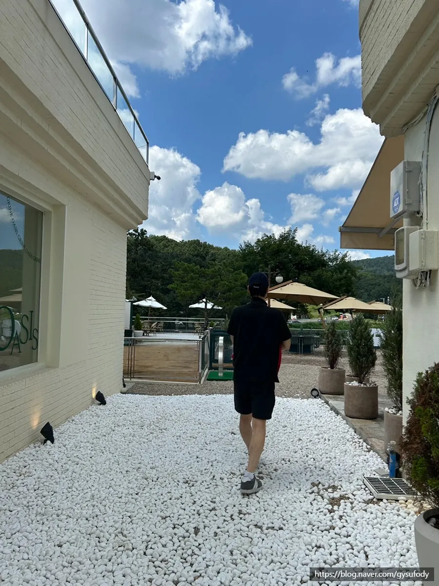 Gravel-covered dog run with tables