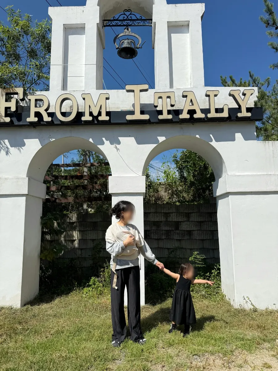 Entrance and greeting area at From Italy