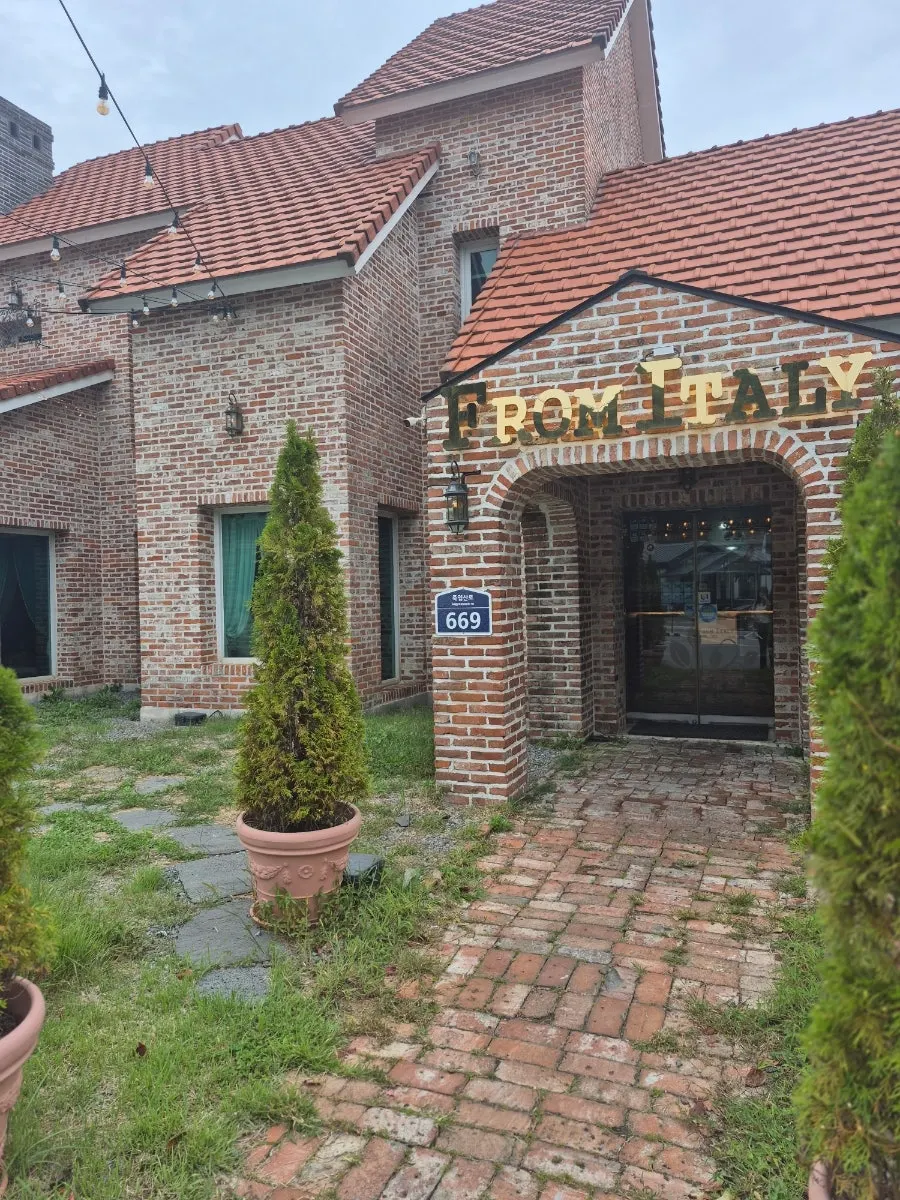 Red-brick exterior of From Italy Gomo-ri main branch