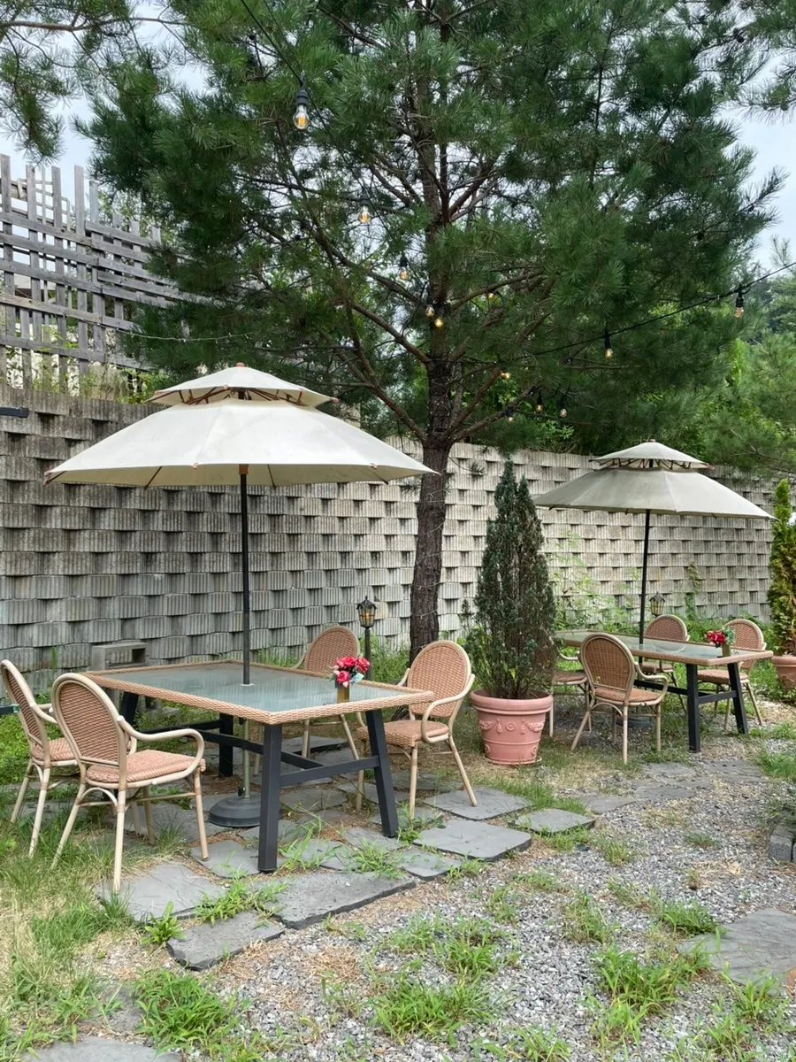 프롬이태리 고모리본점 외부 정원 풍경