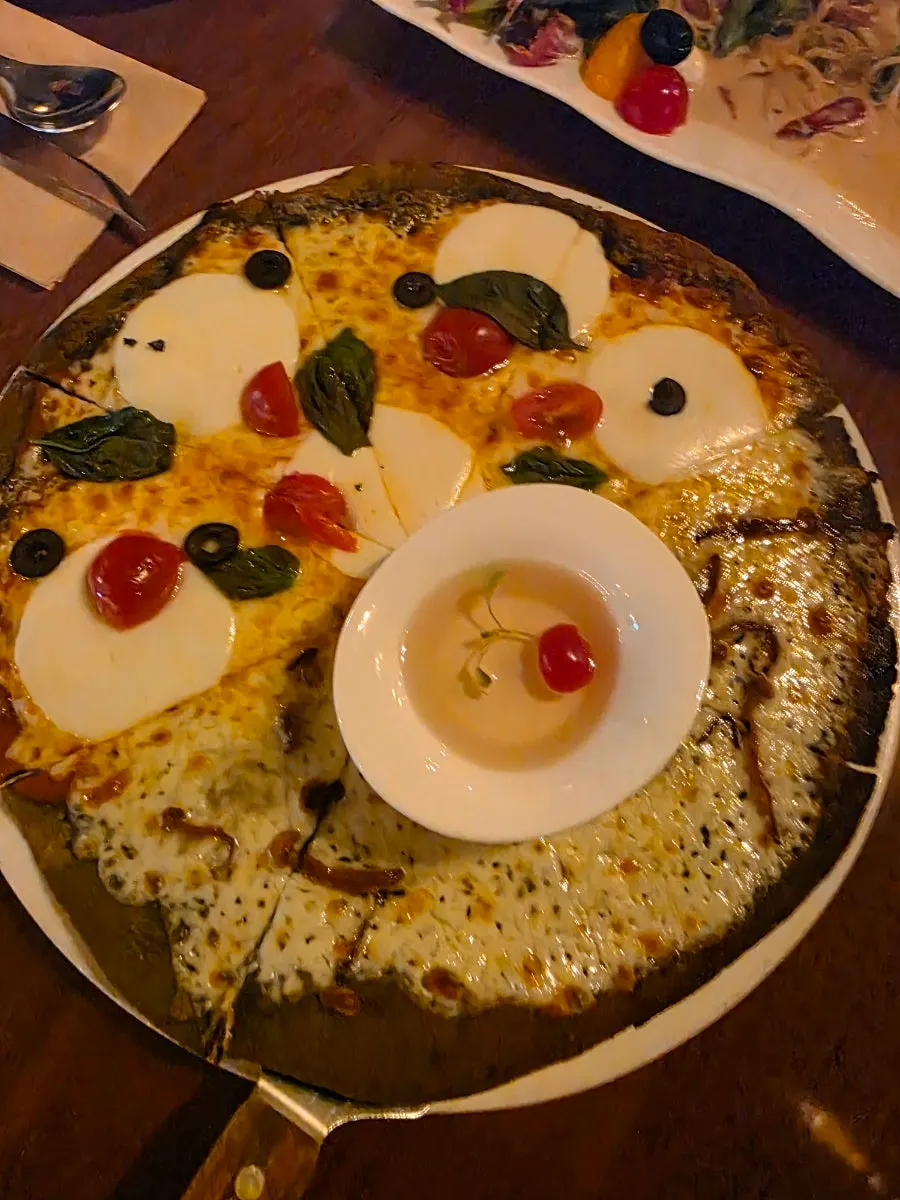 두 가지 맛으로 나온 반반피자