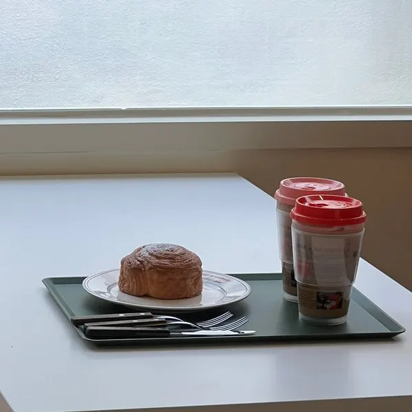 Two caffe lattes and a roll roll pastry order