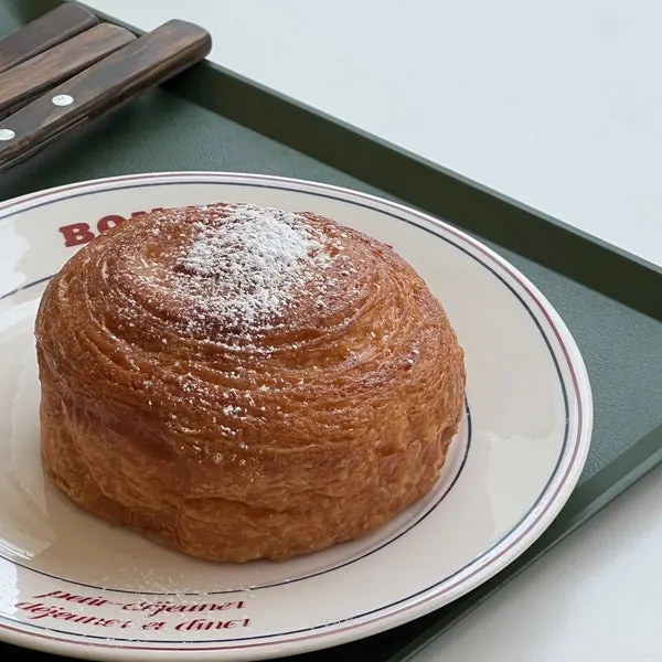 Roll roll pastry topped with sugar powder