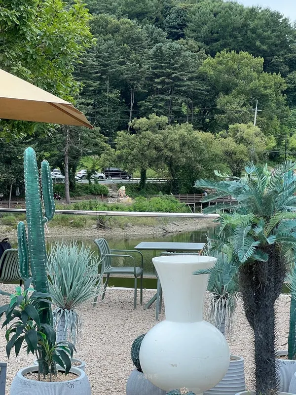 Early-autumn view of the Geurine Oasis terrace