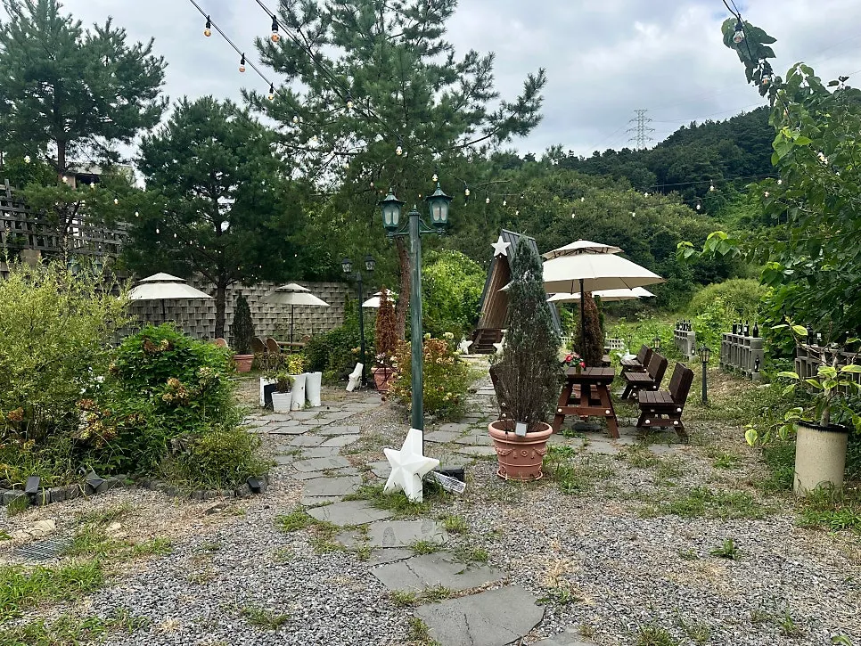 음료를 즐길 수 있는 야외 정원