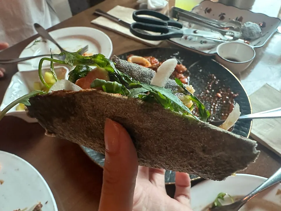 피자와 리조또를 함께 놓은 테이블