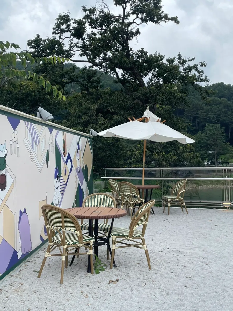Geurine Oasis field and outdoor area