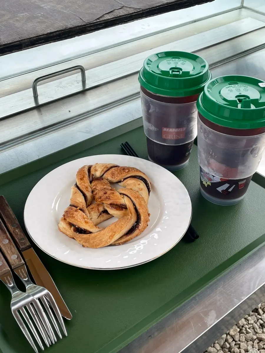 Iced Americanos and cocoa pretzel order