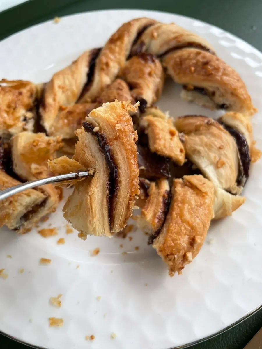 Cocoa pretzel with chocolate filling