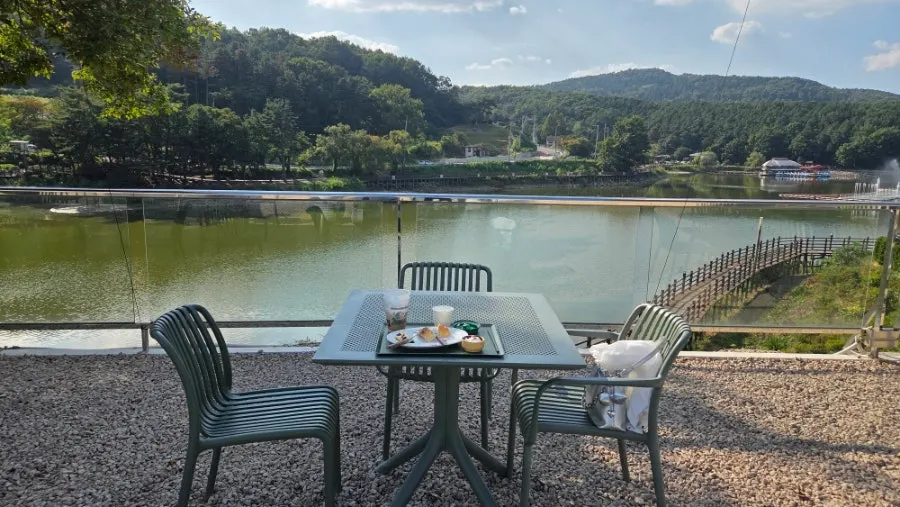 하늘과 구름이 비친 고모저수지 수면