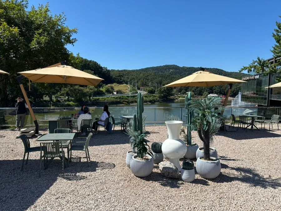 Outdoor table seating at Geurine Oasis