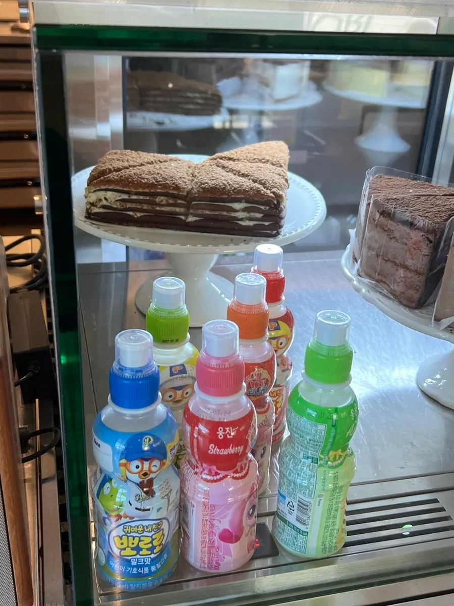 베이커리 진열대 가까이서 본 모습