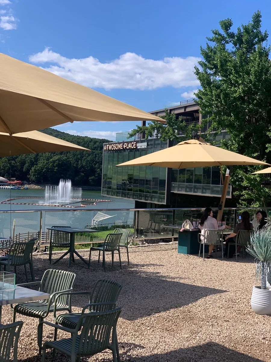 Indoor seating and atmosphere at Geurine Oasis