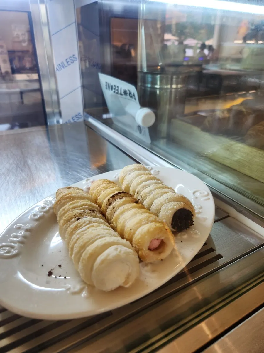 직접 구운 빵이 놓인 베이커리 코너