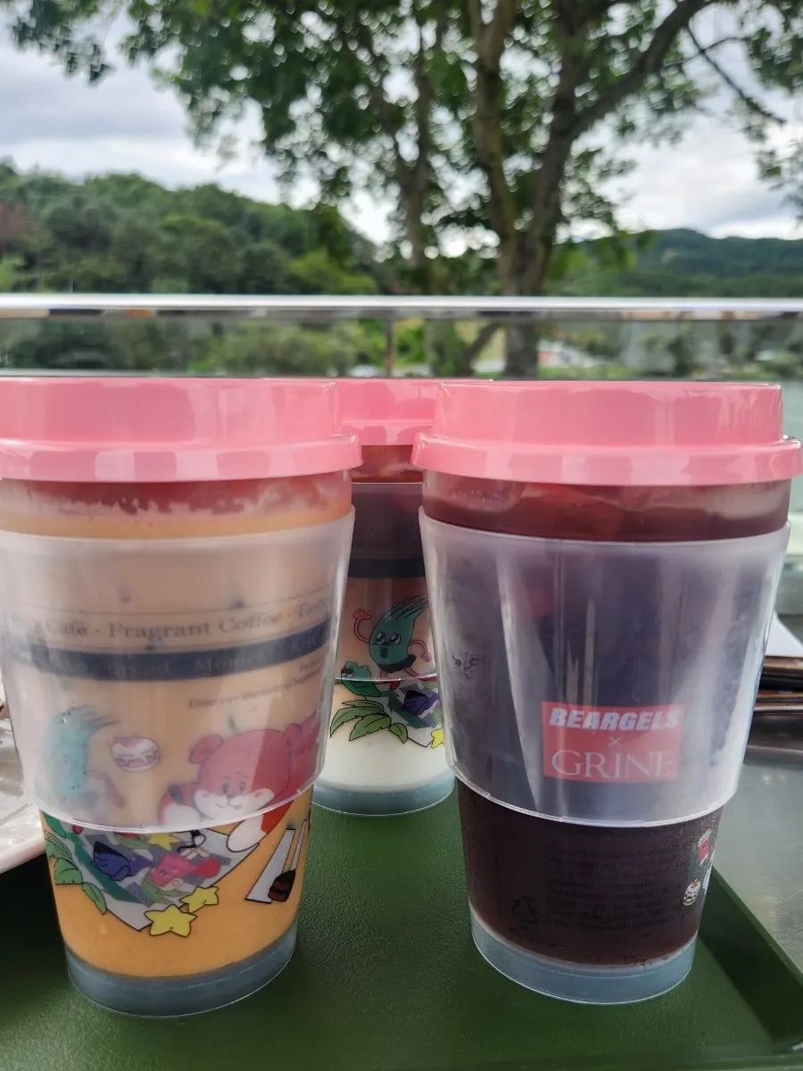 뷰를 바라보며 즐긴 커피와 케이크 자리