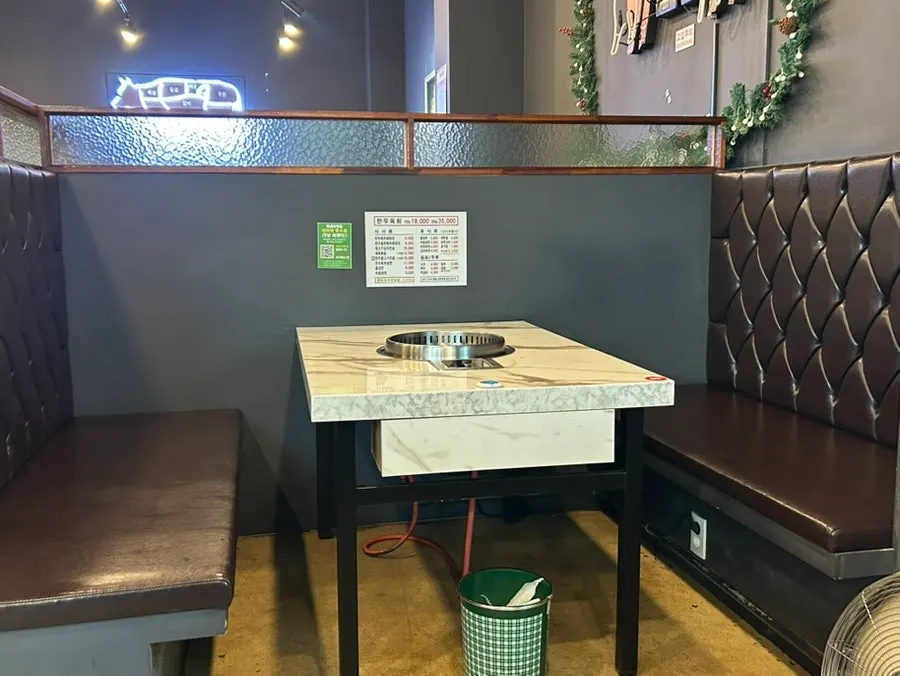 Table with simple partitions at Pocheonjeongyuksikdang