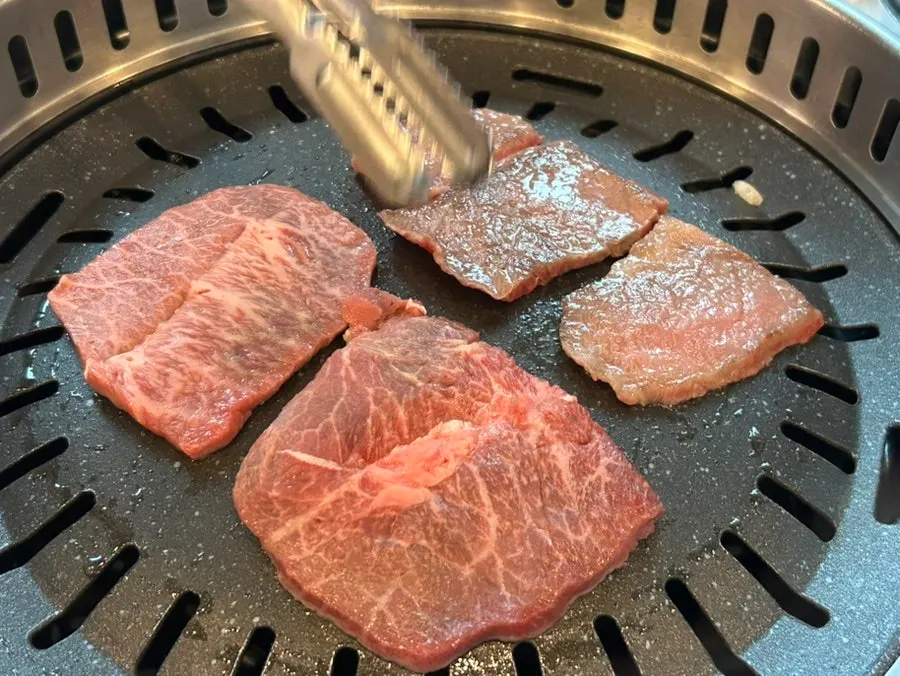 Oiled charcoal grill plate