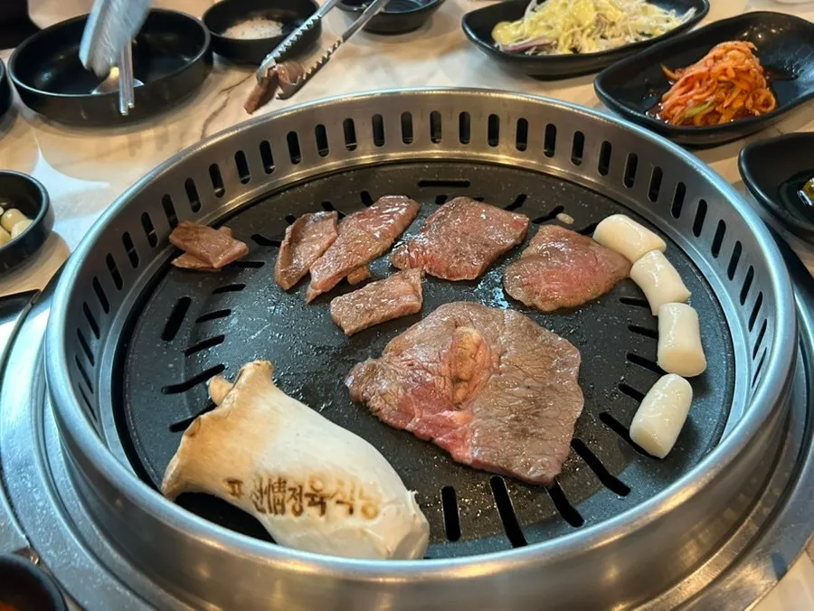 Hanwoo placed on the charcoal grill