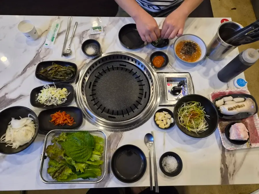 Full spread of basic side dishes at Pocheonjeongyuksikdang