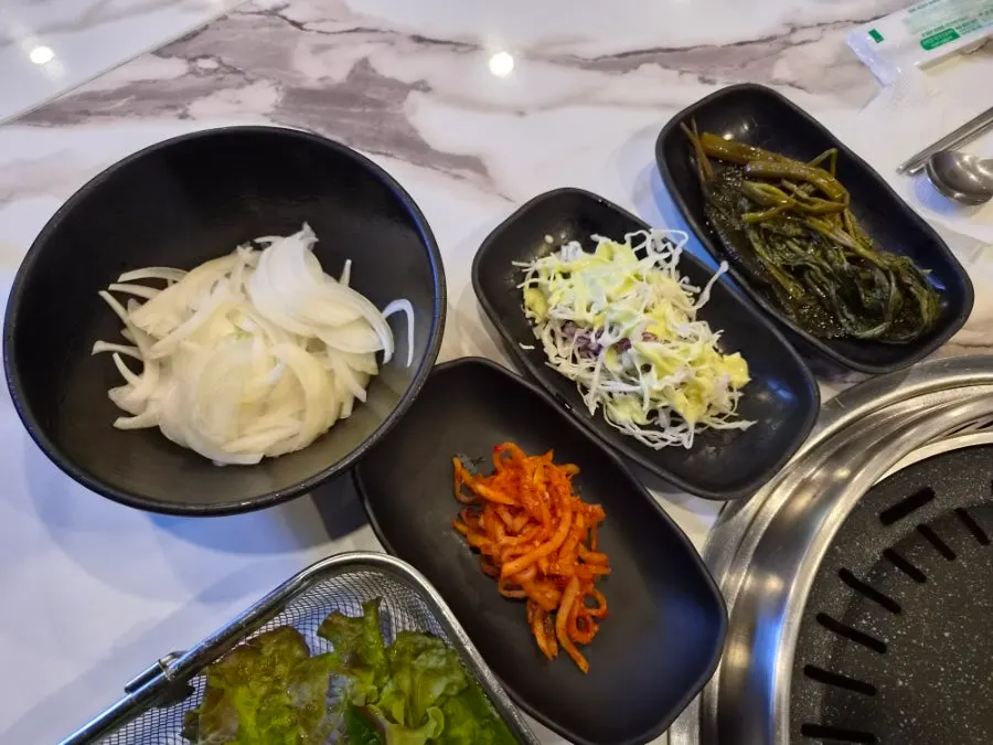 Basic side dishes including lettuce wraps, mountain leek, and mukbap