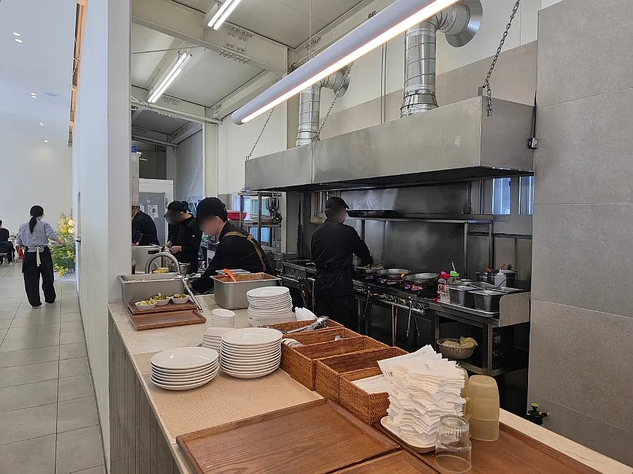 어느달 입구 데스크와 맛앤멋음식점 인증서