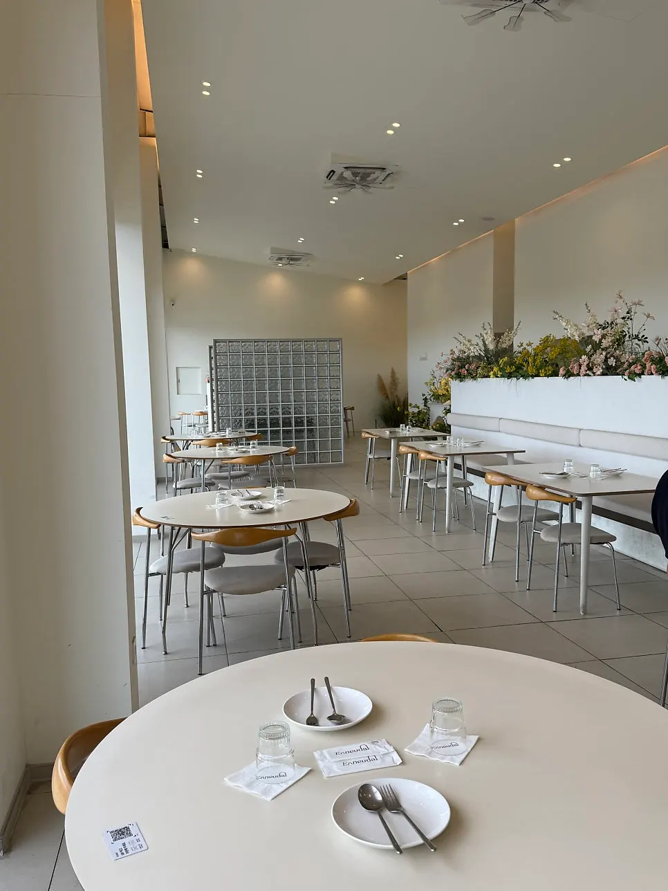 Interior of Eoneu Dal with floor-to-ceiling windows