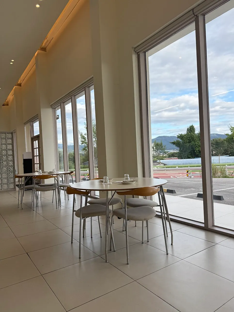 Clean interior seating at Eoneu Dal