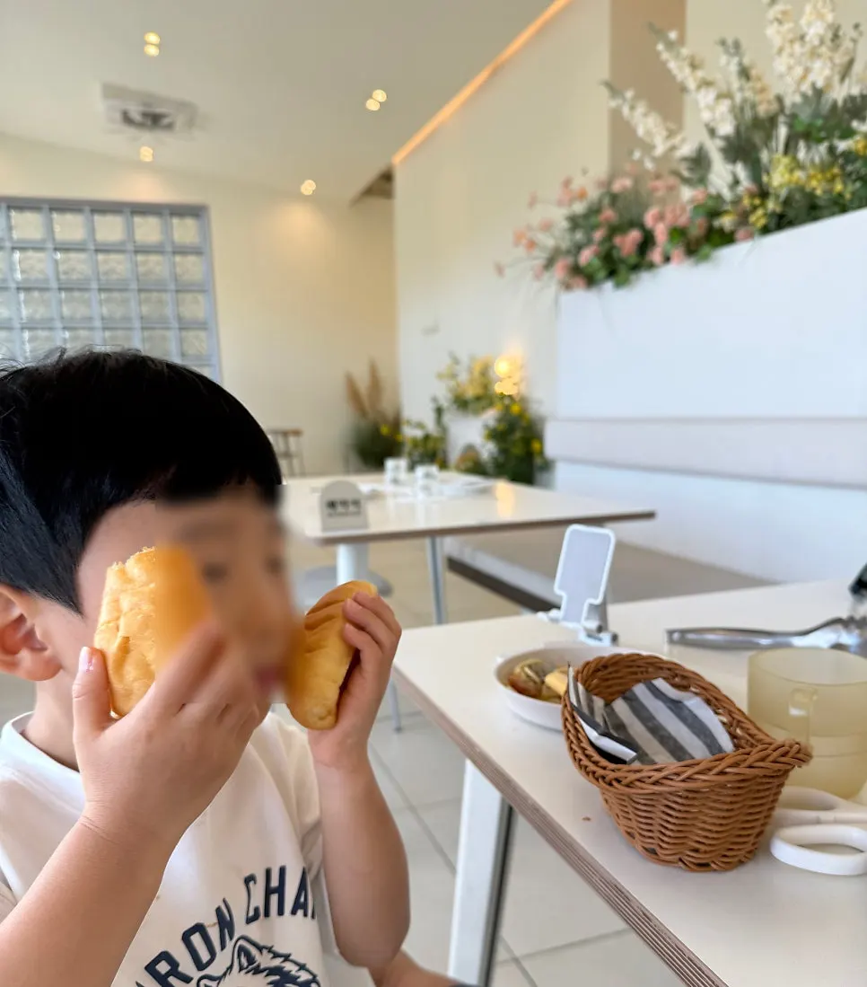 Plate of bread at Eoneu Dal