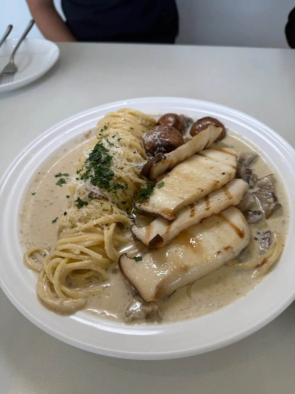 Eoneu Dal's mushroom cream pasta
