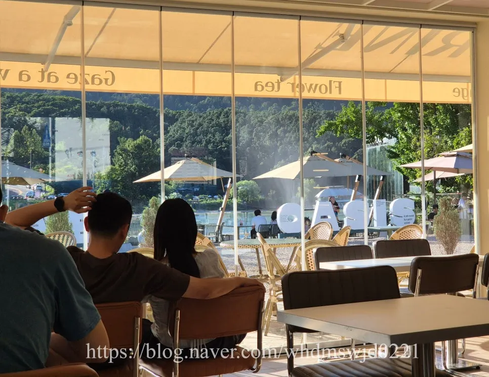 Gomo Reservoir and the café's outdoor scenery