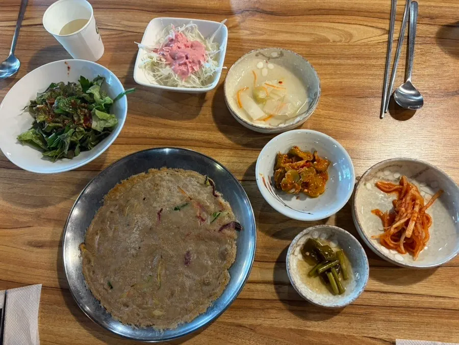 Complimentary side dishes at Myeongimong