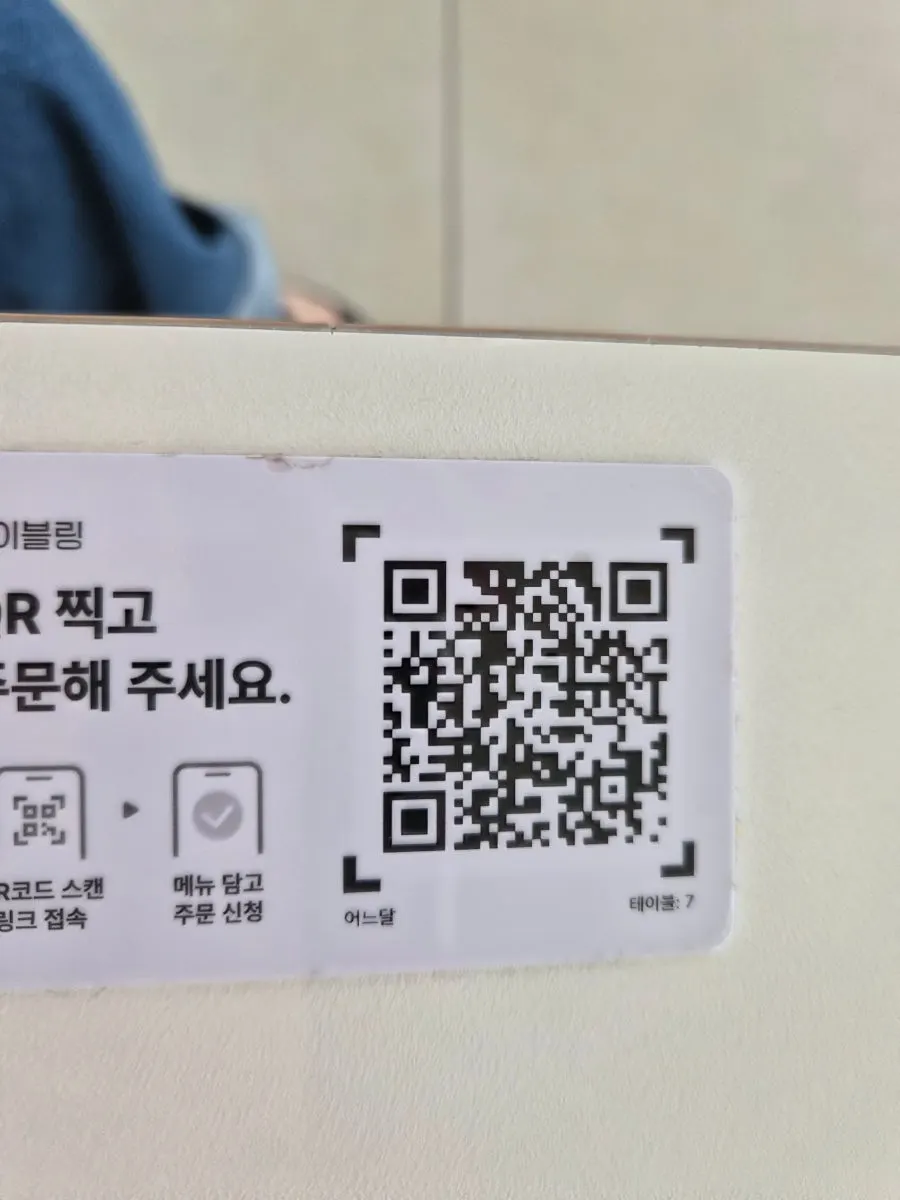 아이 식기가 세팅된 어느달 테이블