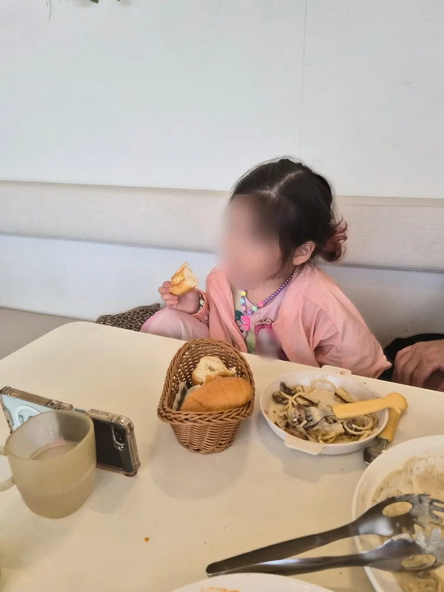 식전빵을 집어 든 아이 손