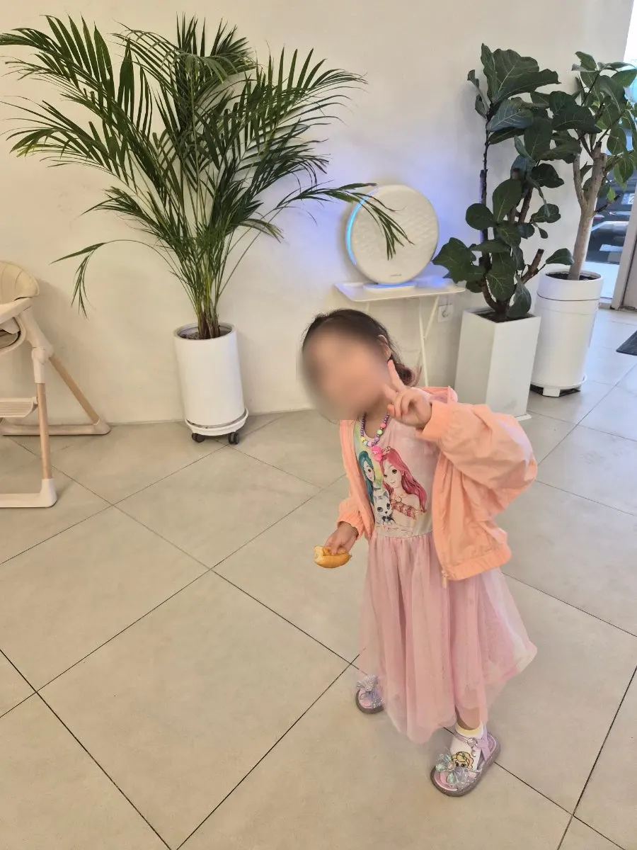 마지막 빵 한 조각을 들고 있는 아이